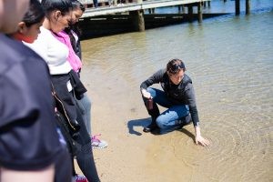 水質(zhì)分析儀采集戶外水樣時(shí)要注意哪些問題